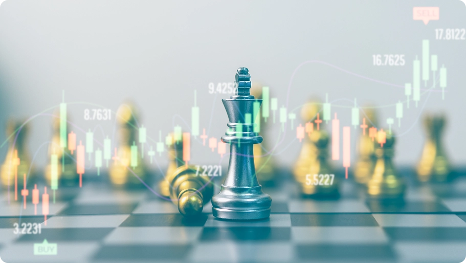 Een zilveren schaakkoning staat prominent op het bord, omringd door wazige gouden stukken. Daaroverheen zijn beurskaarsen geplaatst, die symbool staan voor strategie en financiën.